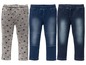 Drei Paar Jeans: eine mit Sternendruck, eine dunkelblaue und eine hellblaue.