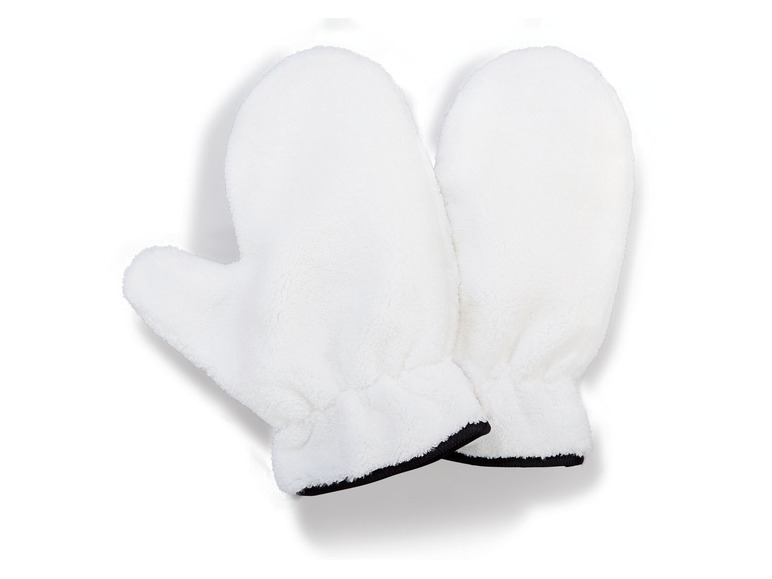 Ein Paar weiße Strickhandschuhe mit schwarzen Bündchen.