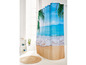 Eine Duschvorhang mit Strandmotiv, mit Palmen und blauem Meer.