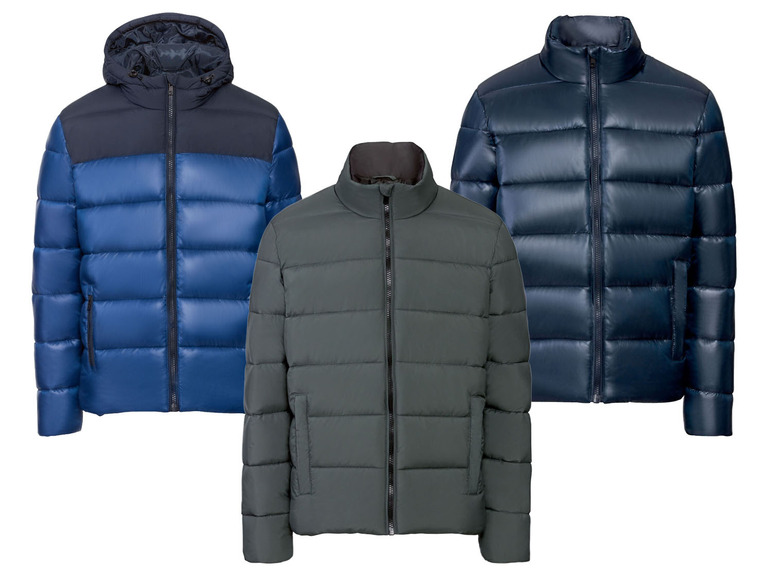 Drei Winterjacken: zwei dunkelblau, eine dunkelgrün.