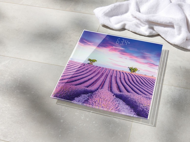 Eine digitale Waage von Silvercrest mit einem Lavendelfeld.