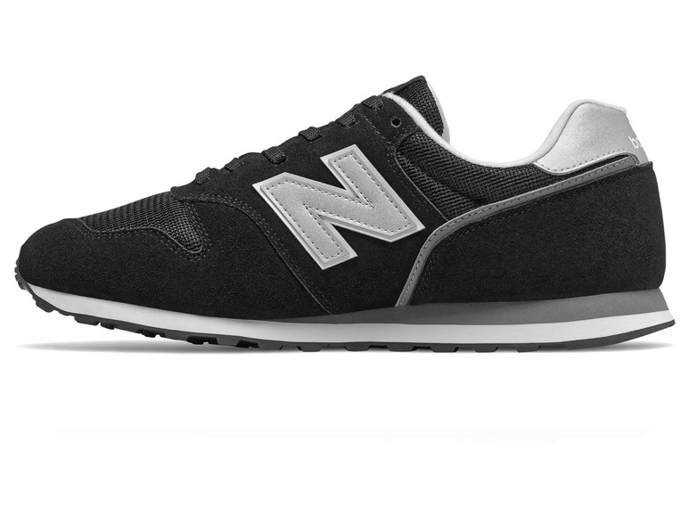 Schwarze New Balance Sneaker mit grauem N-Logo.