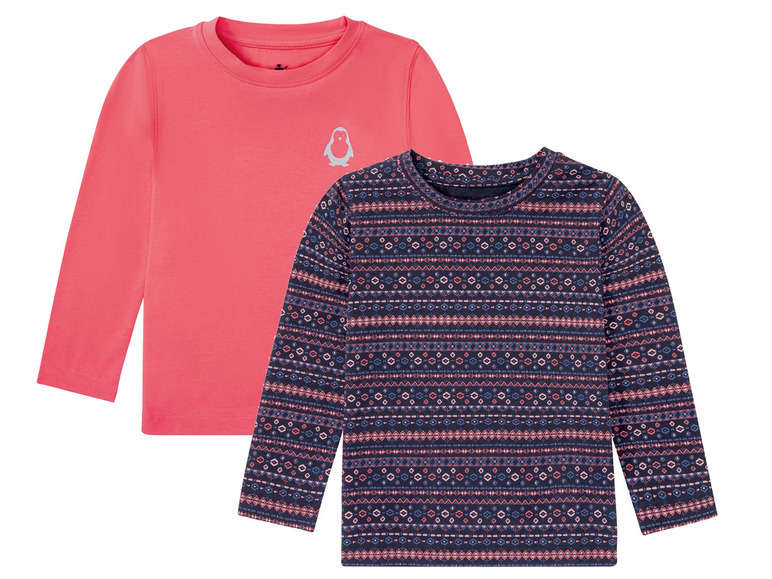 Zwei Langarmshirts, eines rosa mit einem Pinguin und eines blau mit geometrischem Muster.