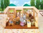 Calico Critters Spielfiguren in einem Fast-Food-Restaurant.