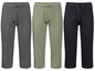 Drei Paar Jogginghosen in Grau, Grün und Schwarz.
