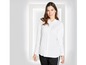 Eine Frau trägt eine weiße Bluse mit langen Ärmeln.
