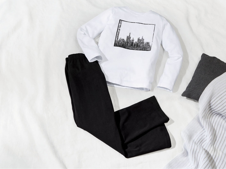 Ein weißes T-Shirt mit Stadtbild-Druck und eine schwarze Hose.