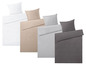 Bettwäsche in Weiß, Beige, Grau und Dunkelgrau mit passenden Kissen.