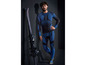 Mann in blauer Thermo-Unterwäsche und Skiern.