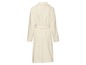 Ein weißer Bademantel mit Gürtel