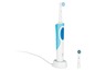 Eine Oral-B elektrische Zahnbürste mit Ladestation und einem zusätzlichen Bürstenkopf.