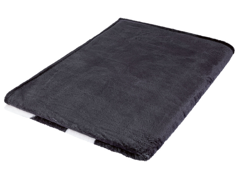 Eine dunkelgraue Fleecedecke mit weißen Streifen.