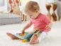 Ein Baby spielt mit einem Fisher-Price Stoffbuch.