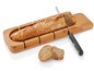Ein Brotboard mit einem Baguette und einem Messer.