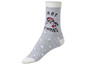 Graue Socken mit weißen Punkten und einem Weihnachtsmotiv.