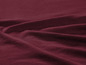 Nahaufnahme eines dunkelroten Stoffes.