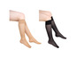 Beige und schwarze Kniestrümpfe.