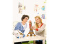 Zwei Teenager bauen ein 3D-Puzzle vom Eiffelturm zusammen.