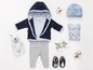 Baby-Outfit mit blauem Kapuzenpullover, Hose, Shirt, Socken, Mütze und Schuhen.