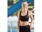 Eine Frau trägt einen schwarzen Sport-BH und Leggings.