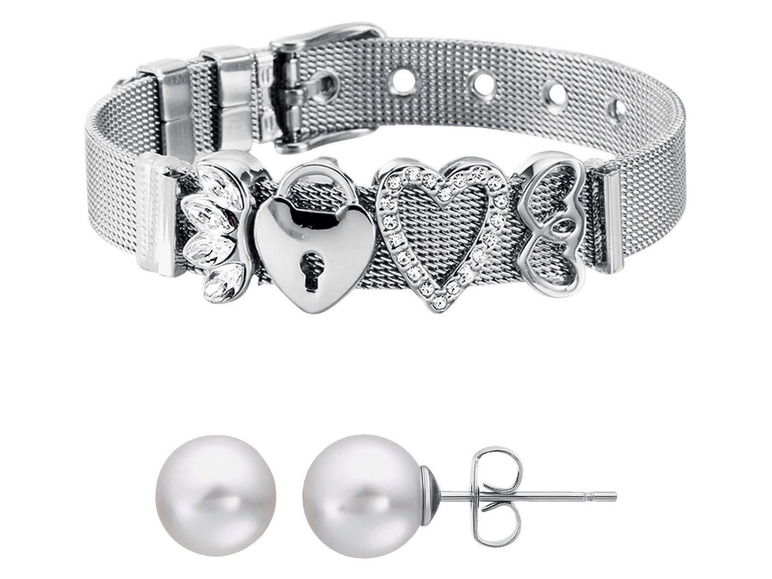 Ein silbernes Armband mit Anhängern in Form eines Herzens, Schlosses und Flügeln, kombiniert mit Perlenohrringen.