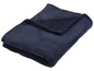 Eine dunkelblaue Fleece-Decke, die auf einem weißen Hintergrund gefaltet ist.