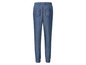 Blaue Jeanshose mit elastischem Bund.