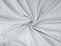 Glatte, hellgraue Stoff, spiralförmig gefaltet.