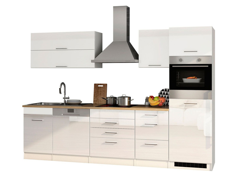 Weiße Küche mit Backofen, Geschirrspüler und Dunstabzugshaube.