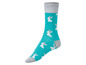 Blaue Socken mit Kaninchen-Motiv.