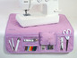 Ein lila Nähmaschinen-Organizer mit einer Nähmaschine von Clarie.