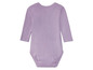 Lilafarbener Baby-Body mit langen Ärmeln.