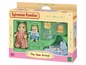 Sylvanian Families Spielzeugset mit Mutter und Baby Katze, inklusive Zubehör wie einem Hochstuhl.