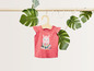 Ein rosa Baby-Shirt mit einem Lama-Motiv.