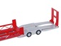 Ein rotes und silbernes Spielzeug-Autotransporter.