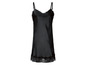 Ein schwarzes Satin-Nachthemd mit Spitze.