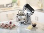 Eine Kenwood kMix Küchenmaschine mit Teig und Keksen.