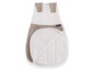 Ein Schlafsack für Babys von Träumeland mit geometrischem Muster.