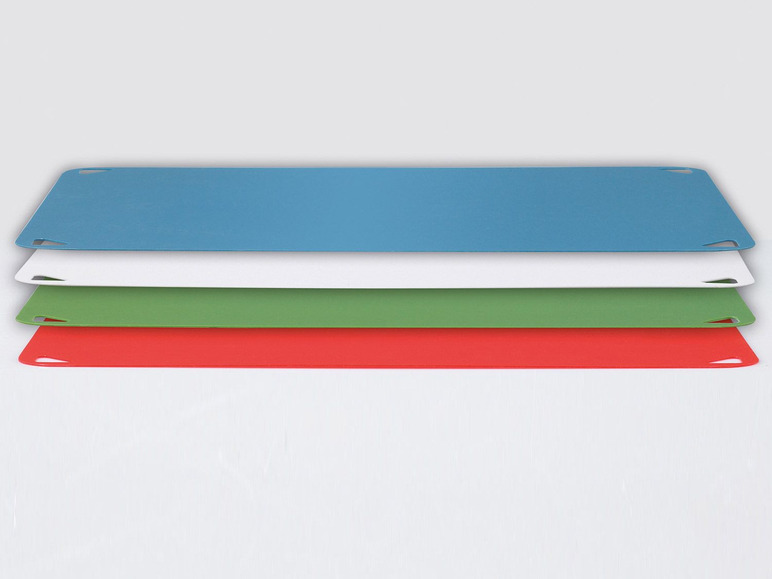 Vier farbige Kunststoff-Schneidebretter.