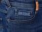 Nahaufnahme eines Jeans-Taschen mit Gin Tonic-Label.
