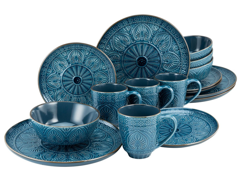 Ein Set blauer Teller, Schalen und Tassen mit einem detaillierten, geprägten Muster.