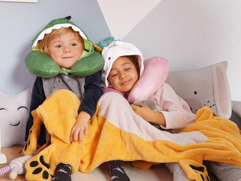 Zwei Kinder mit Tierkissen und Fleece-Decken