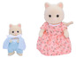 Zwei weiße Calico-Puppen von Sylvanian Families, ein Mädchen in einem rosa Kleid und ein Junge in blauer Kleidung.