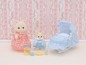 Calico Critters Puppen mit Wiege und Zubehör.