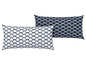Zwei Kissen mit geometrischem Muster in Weiß und Dunkelblau.