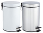 Zwei Abfalleimer, einer weiß, der andere silber.