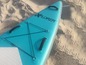 Oberseite eines blauen aufblasbaren Paddleboards mit dem Logo Explorer.