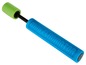 Eine blaue Wasserpistole mit grünem Verschluss.