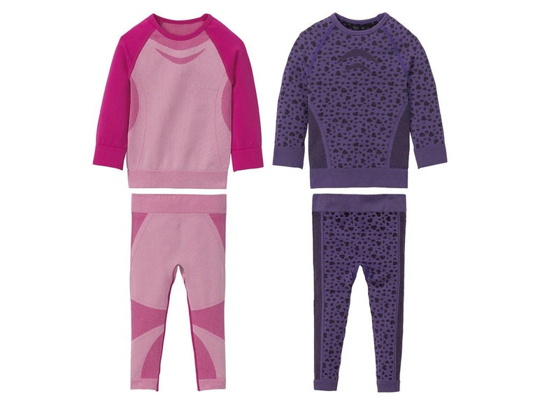 Zwei Sportbekleidung Sets, rosa und lila mit Herzchenmuster.