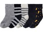 Vier Paar Socken für Jungen mit Streifen und Blitzmuster.